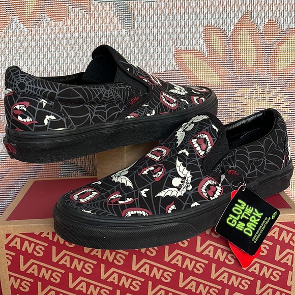 Vans Classic Slip-0n
(Glow Frights) Black/Black
VN000XG88MG WMNS sneakers - Picture 9 of 16